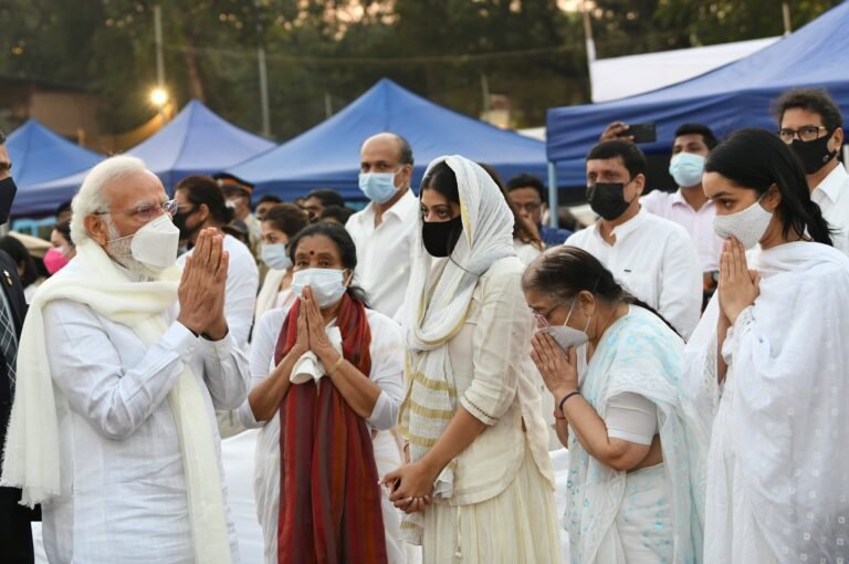 लतादिदी पंचतत्वात विलीन;हृदयनाथ मंगेशकर यांनी दिला मुखाग्नी