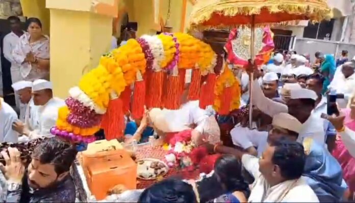 Departure of Eknath Maharaj's palanquin to Pandharpur amid the cheers of Bhanudas Eknath