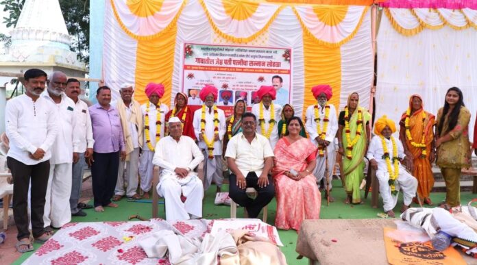 Tembhurni Sarpanch Mithun Dongre honored the senior couple