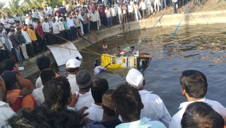 पिकअप विहिरीत पडून आठ भाविकांचा मृत्यू